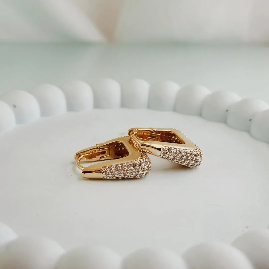 BRINCO ARGOLA PODEROSA (TRIÂNGULO CRAVEJADO). BANHADO A OURO 18K.