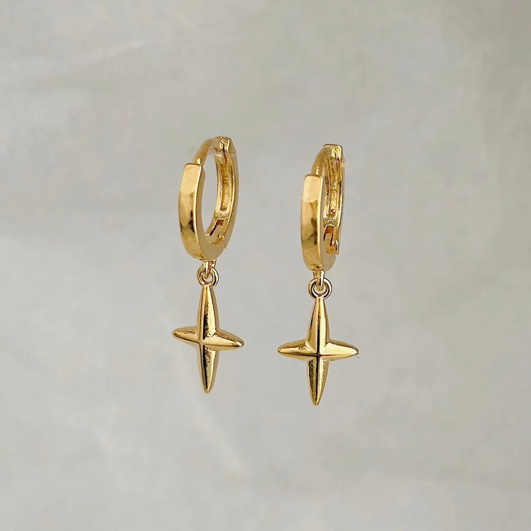 BRINCO ARGOLA PINGENTE ESTRELA. BANHADO A OURO 18K.