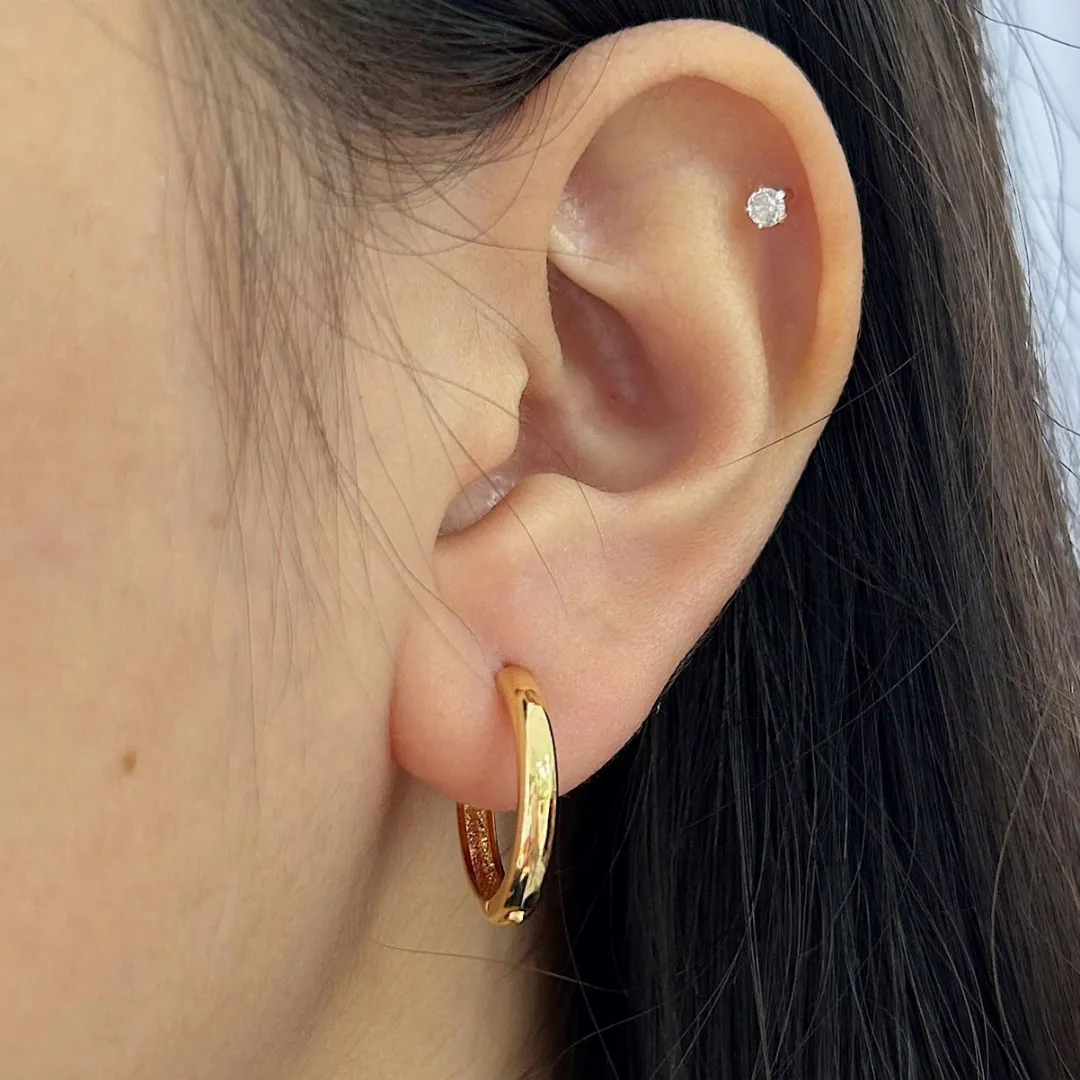 ARGOLA LISA. 3MM DE ESPESSURA. 1,5CM DE DIÂMETRO. BANHADA A OURO 18K.