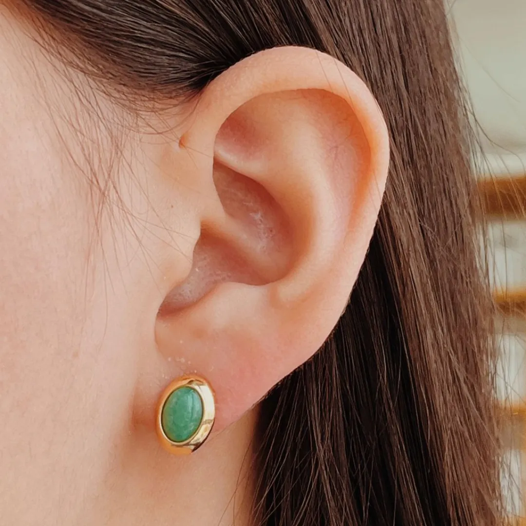 BRINCO PEDRA JADE. BANHADO A OURO 18K.