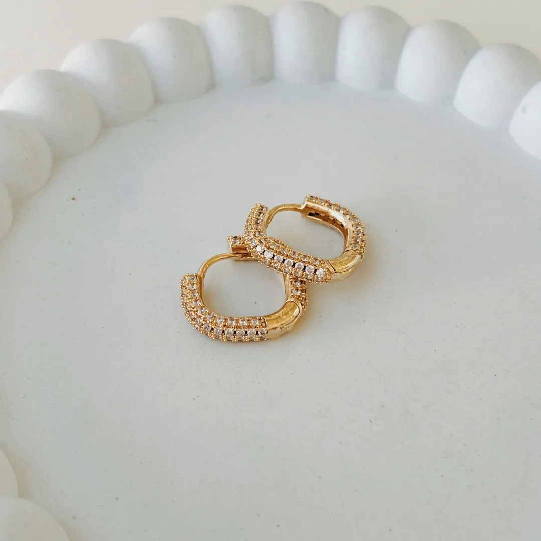 BRINCO ARGOLA CRAVEJADA COM ACABAMENTO QUADRADO. FECHO CLICK. BANHADO A OURO 18K.
