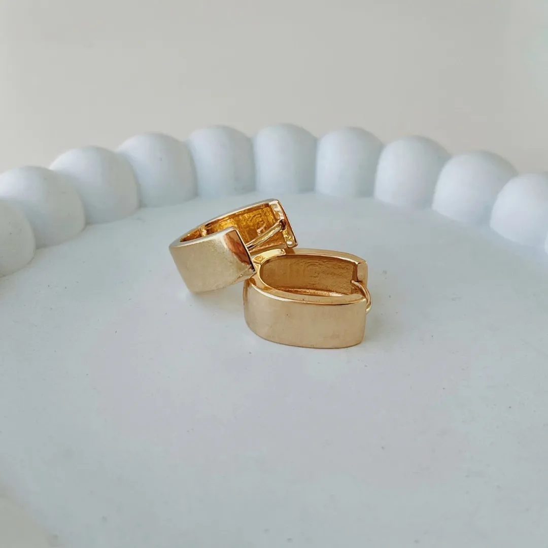 BRINCO ARGOLA OVAL GROSSA LISA. FECHO CLICK. BANHADO A OURO 18K.