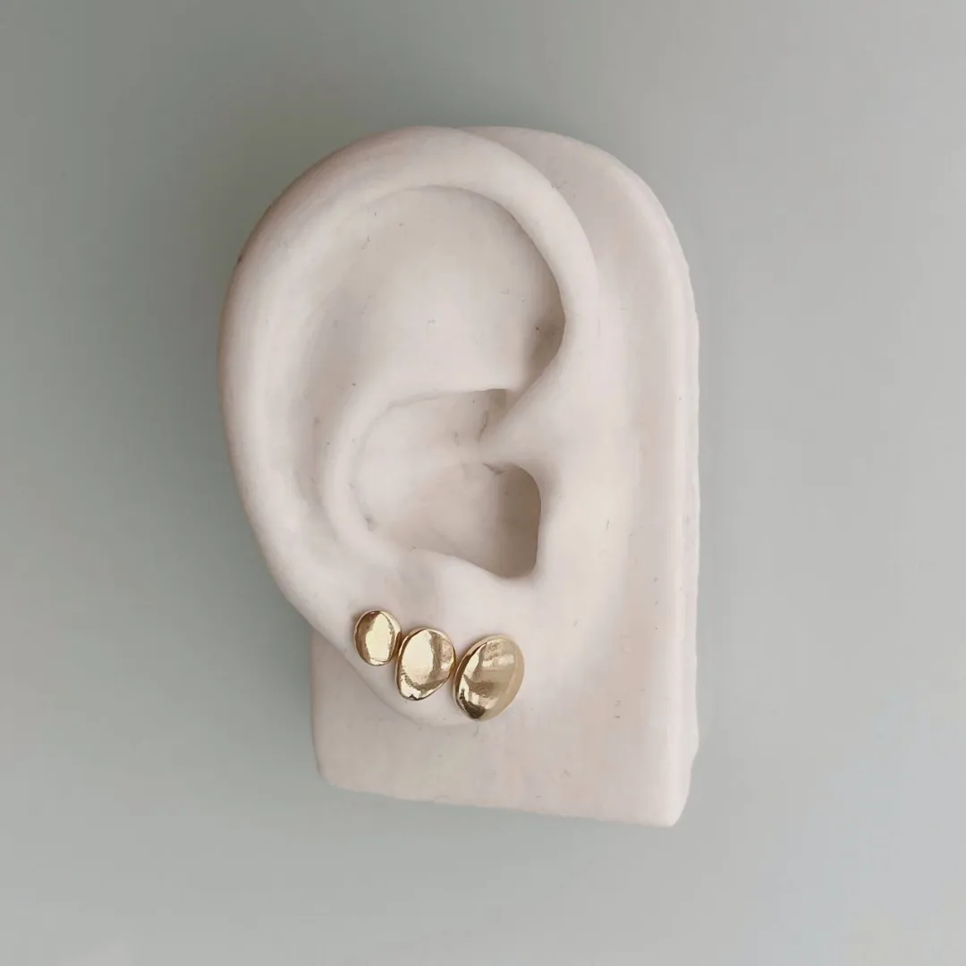 TRIO BRINCOS CÍRCULOS ORGÂNICOS. BANHADO A OURO 18K.