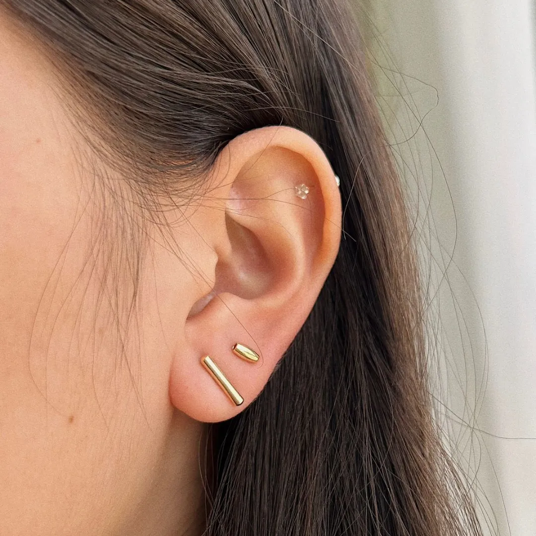 BRINCO BARRINHA MINIMALISTA. 1,2CM DE COMPRIMENTO. BANHADO A OURO 18K.