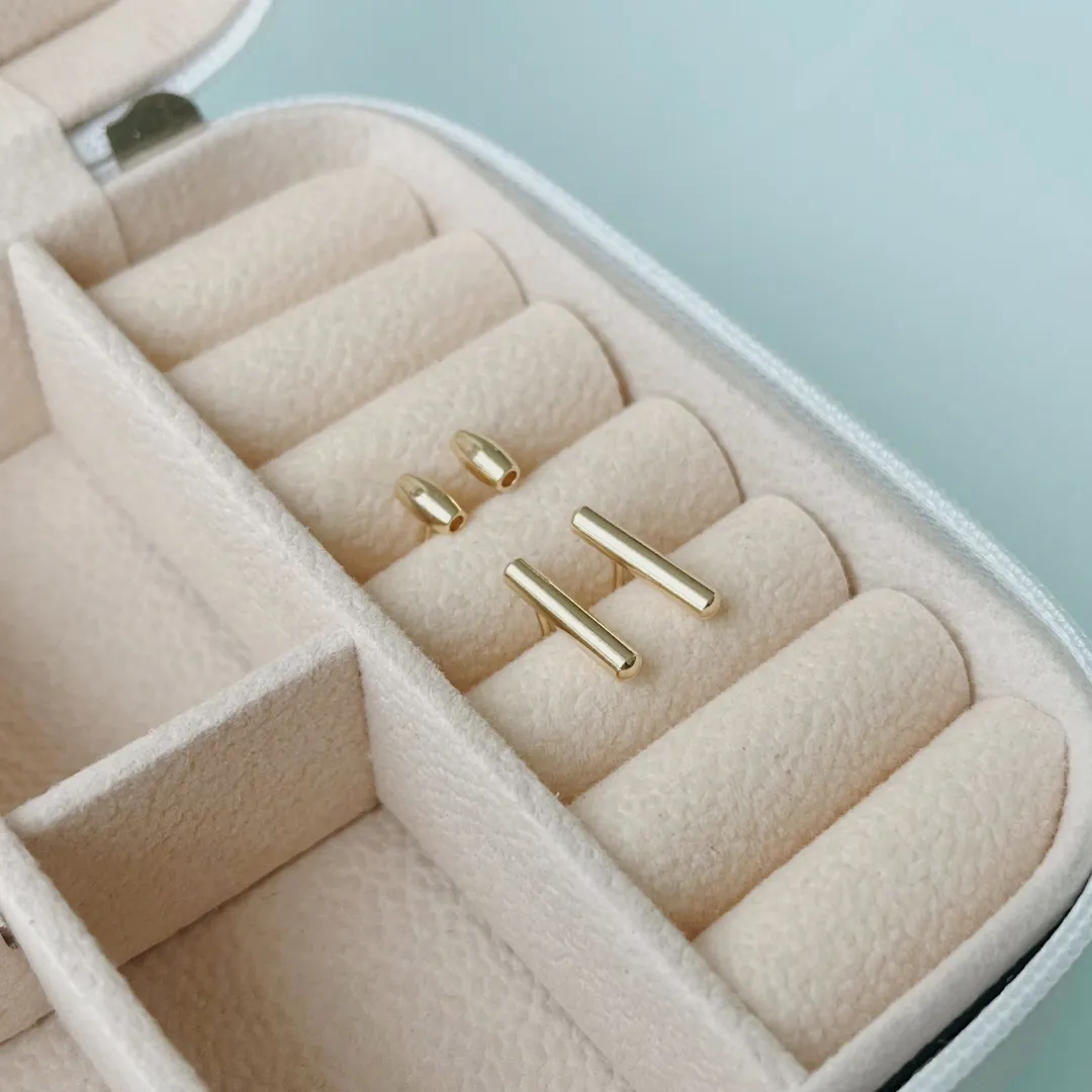 BRINCO BARRINHA MINIMALISTA. 1,2CM DE COMPRIMENTO. BANHADO A OURO 18K.