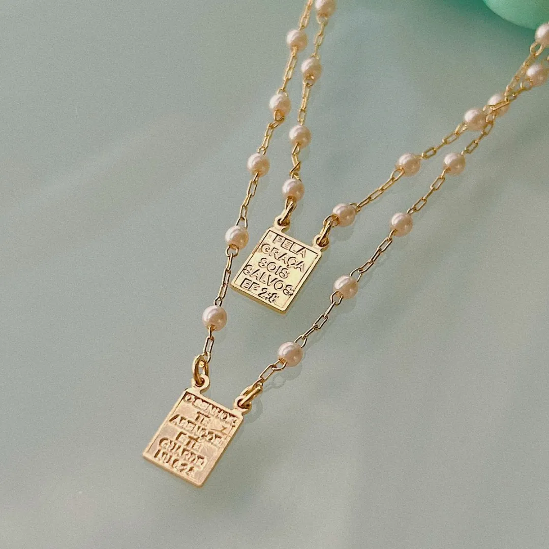 COLAR ESCAPULÁRIO DUPLO COM PÉROLAS. 45CM DE COMPRIMENTO E 5CM DE REGULAGEM. BANHADO A OURO 18K.