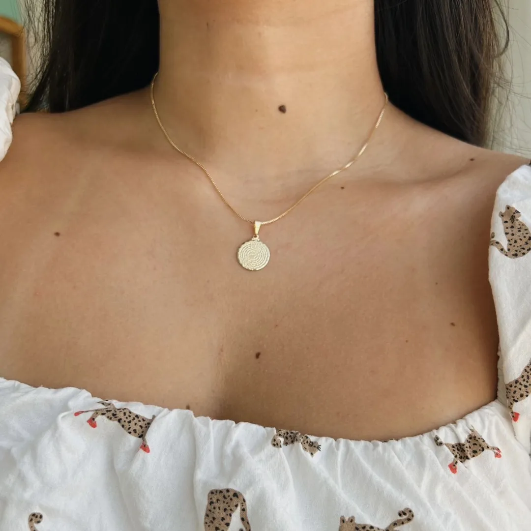 COLAR COM MEDALHA DE PAI NOSSO. 40CM DE COMPRIMENTO E 5CM DE REGULAGEM. BANHADO A OURO 18K.
