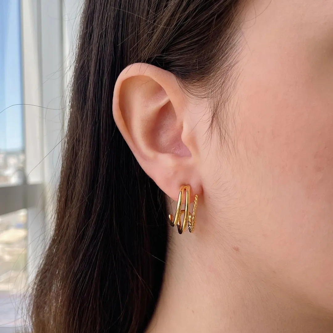 BRINCO ARGOLA TRIPLA COM DETALHE TORCIDO. BANHADO A OURO 18K.