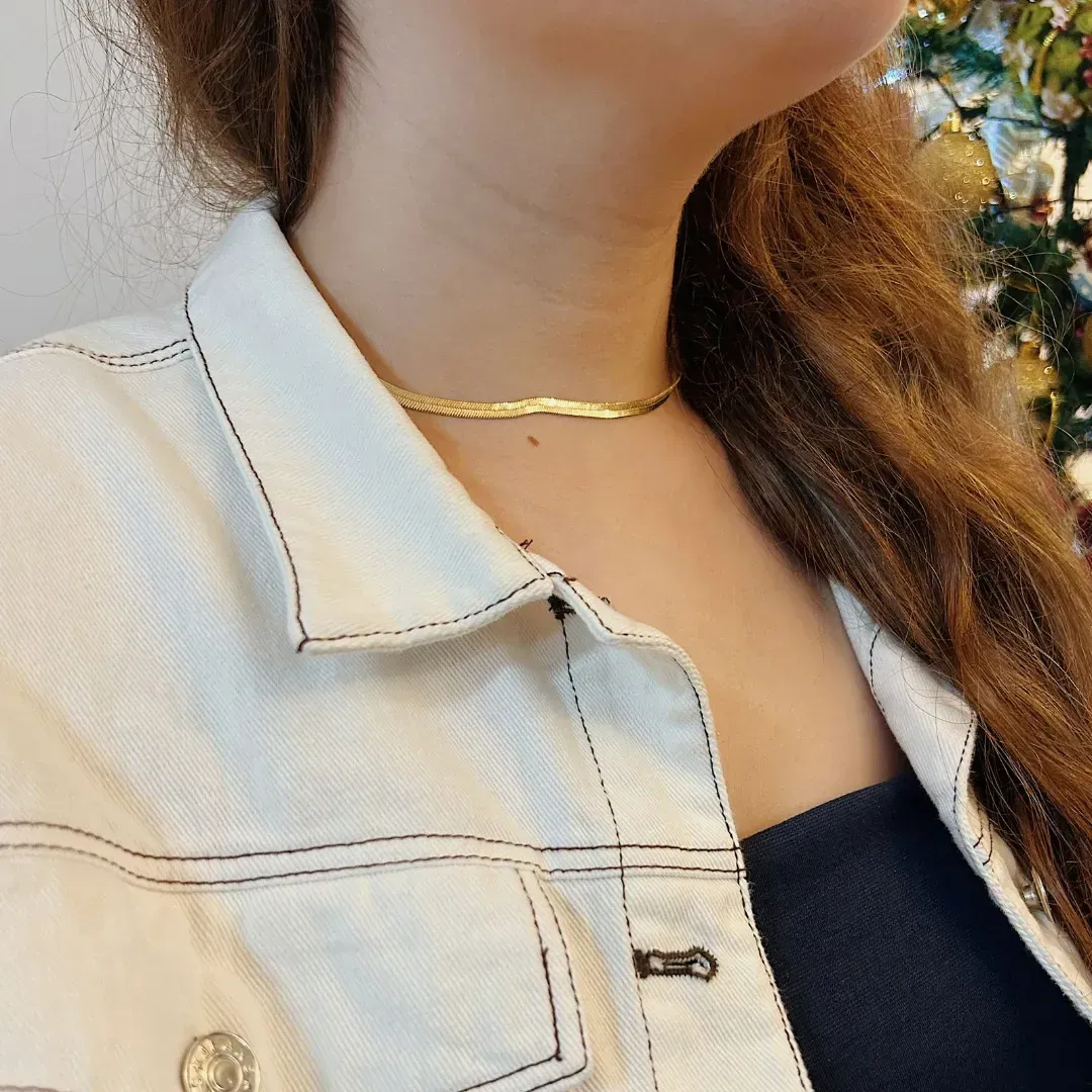 CHOKER FITA COM 4MM DE ESPESSURA. 35CM DE COMPRIMENTO E 5CM DE REGULAGEM. BANHADO A OURO 18K.