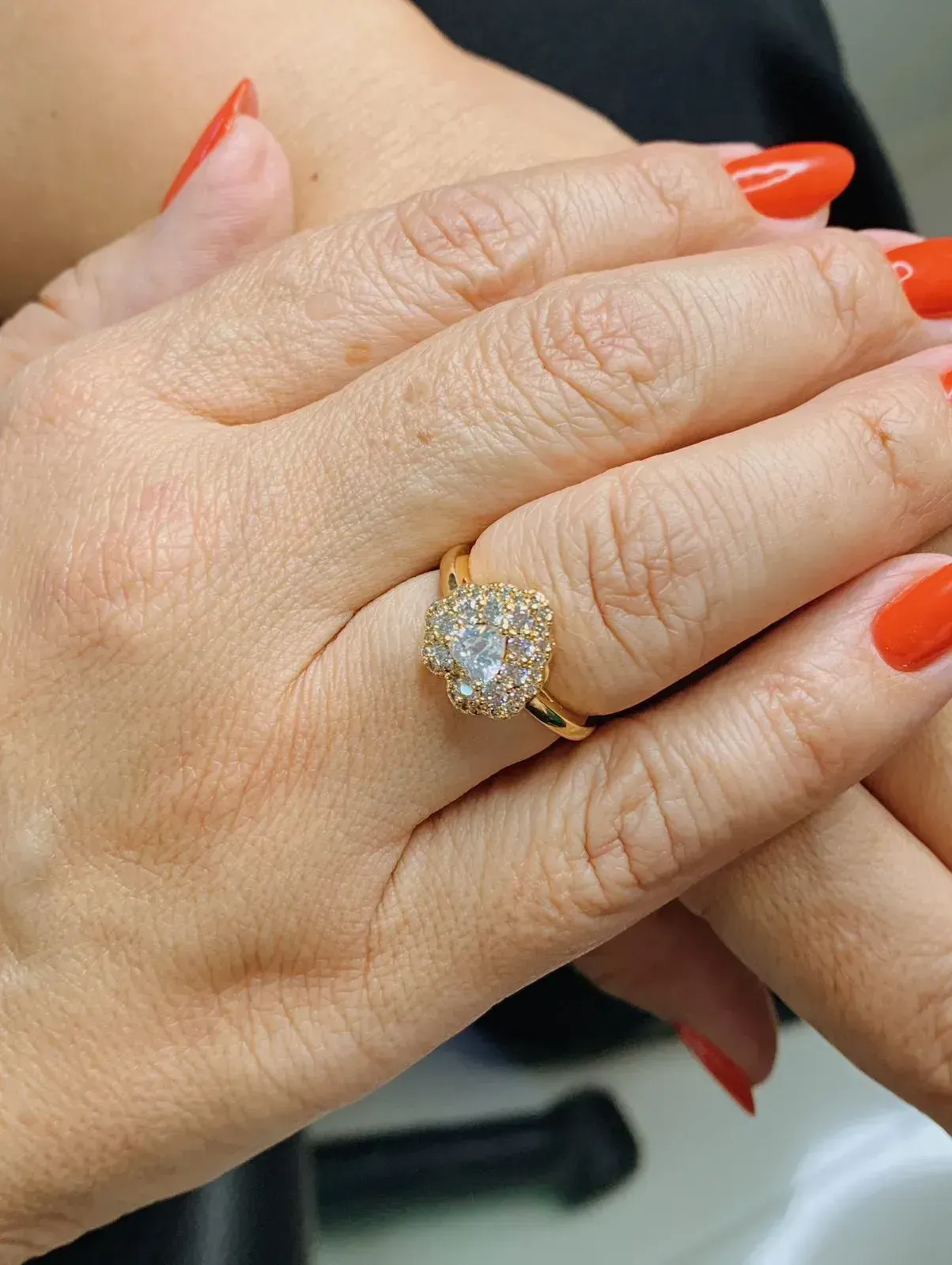 ANEL CORAÇÃO DE ZIRCÔNIA CRAVEJADO. BANHADO A OURO 18K.