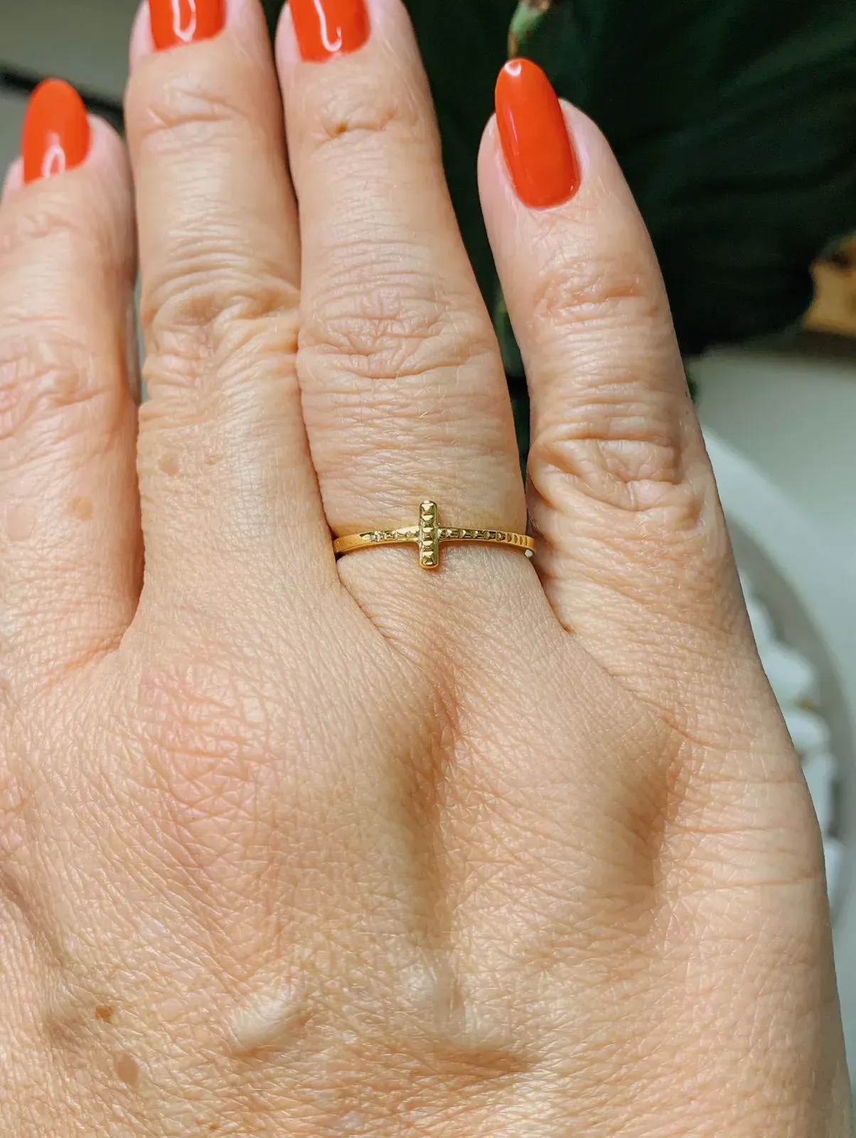 ANEL CRUZ NA HORIZONTAL. BANHADO A OURO 18K.