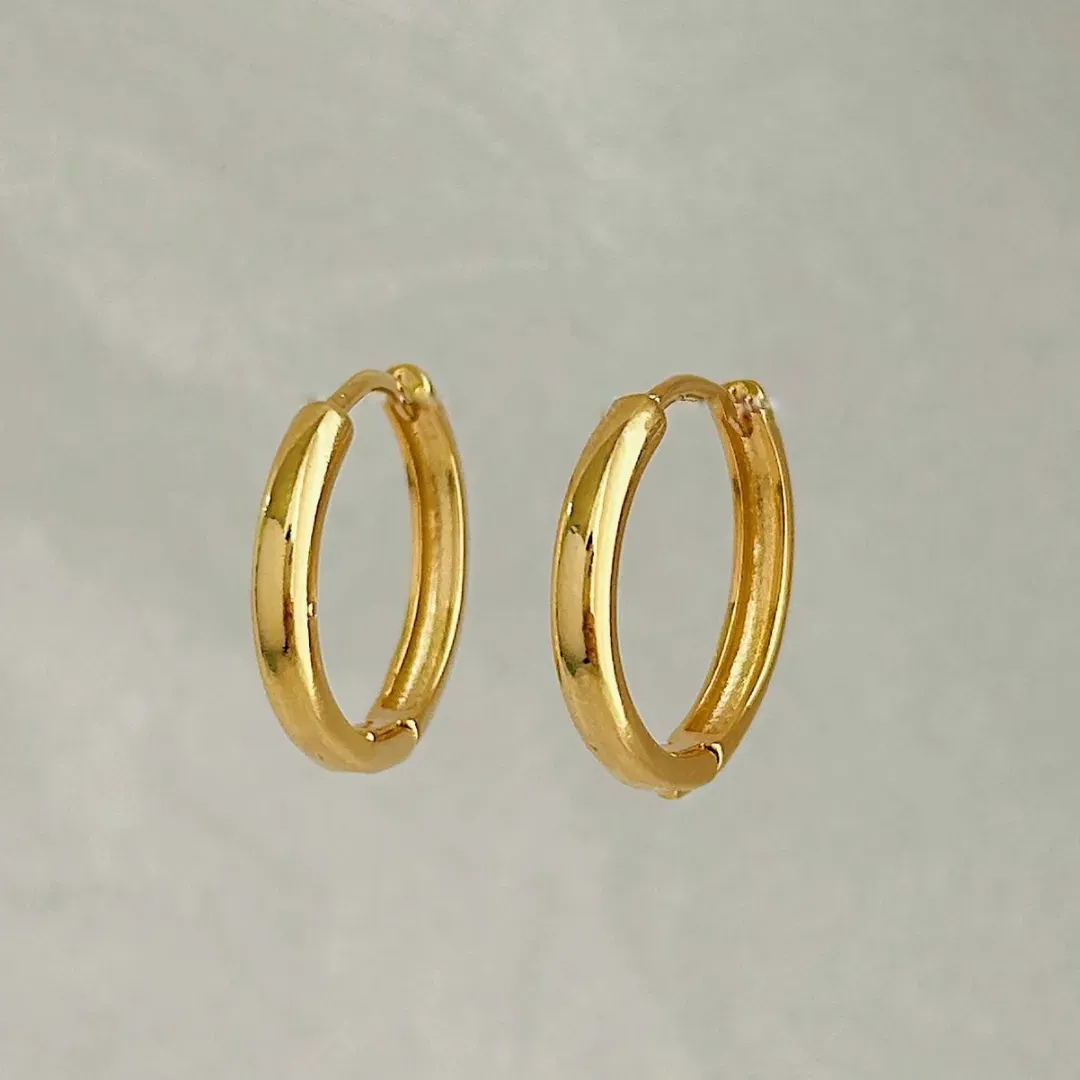 ARGOLA LISA. 3MM DE ESPESSURA. 1,5CM DE DIÂMETRO. BANHADA A OURO 18K.