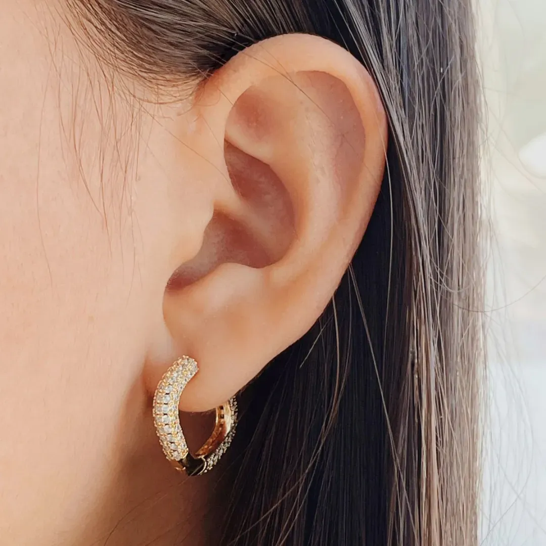 BRINCO ARGOLA CRAVEJADA COM ACABAMENTO QUADRADO. FECHO CLICK. BANHADO A OURO 18K.