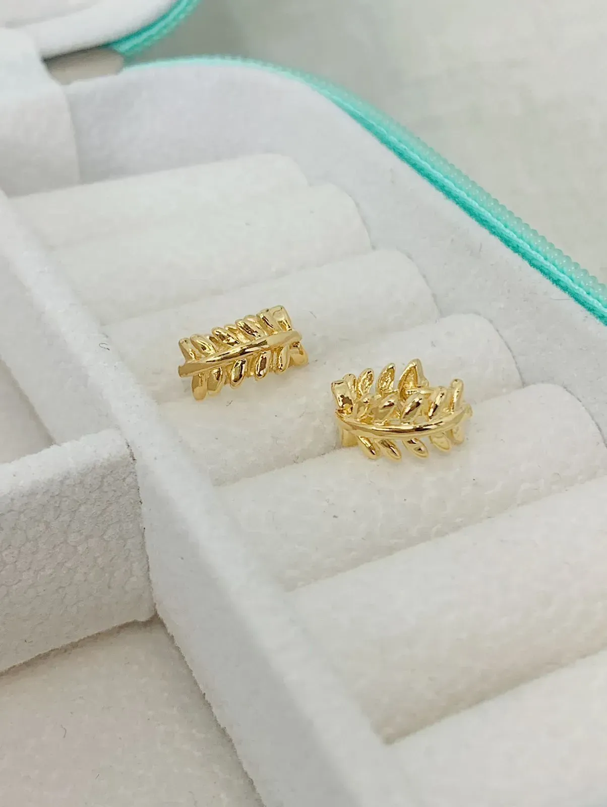 BRINCO ARGOLA FOLHINHAS. TAMANHO P. BANHADA A OURO 18K.