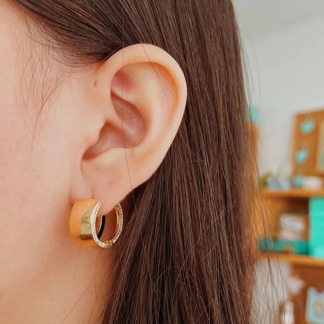 BRINCO ARGOLA GROSSA COM LATERAL CRAVEJADA. BANHADO A OURO 18K.