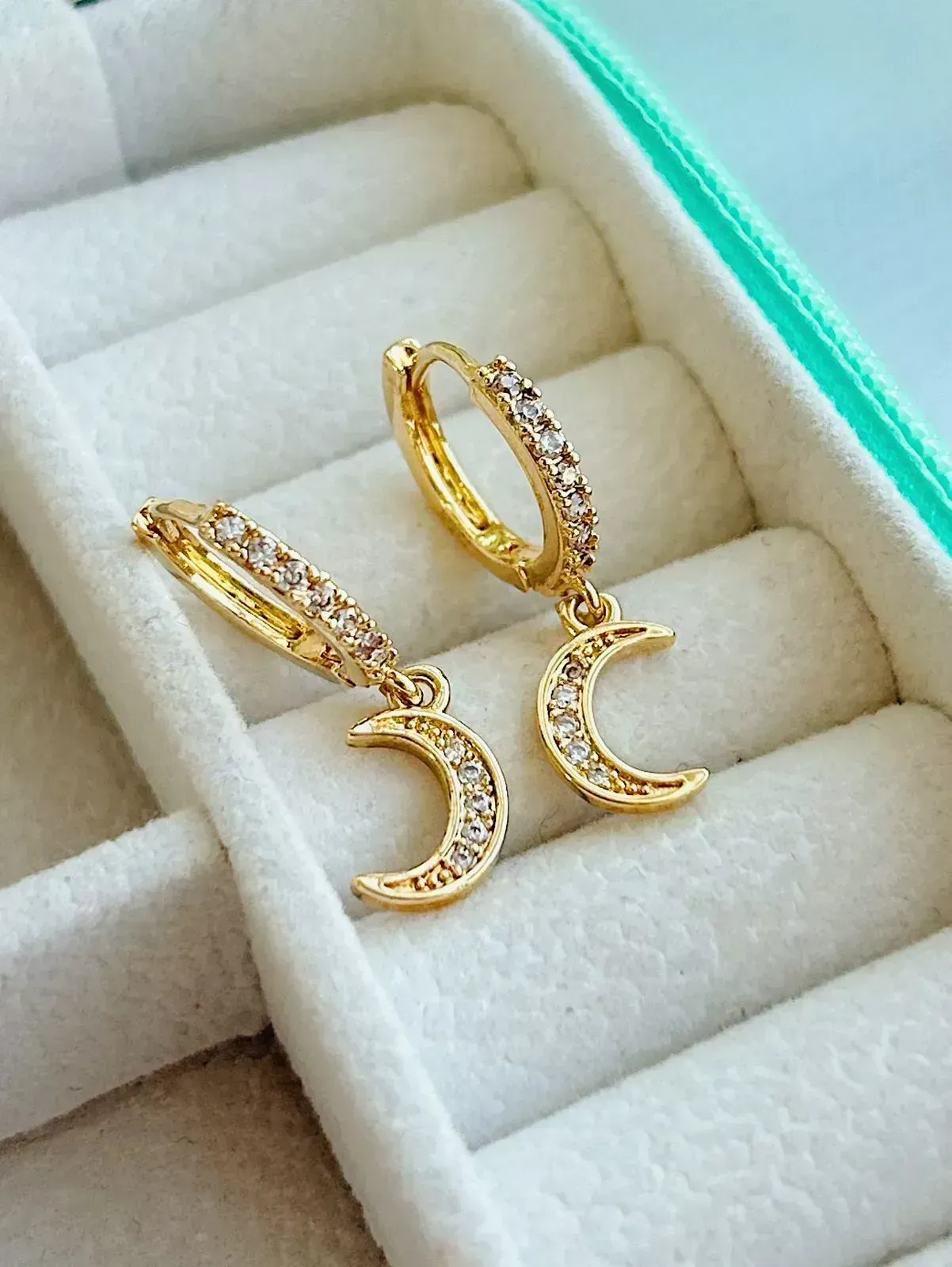 BRINCO ARGOLA LUA CRAVEJADA. BANHADA A OURO 18K.