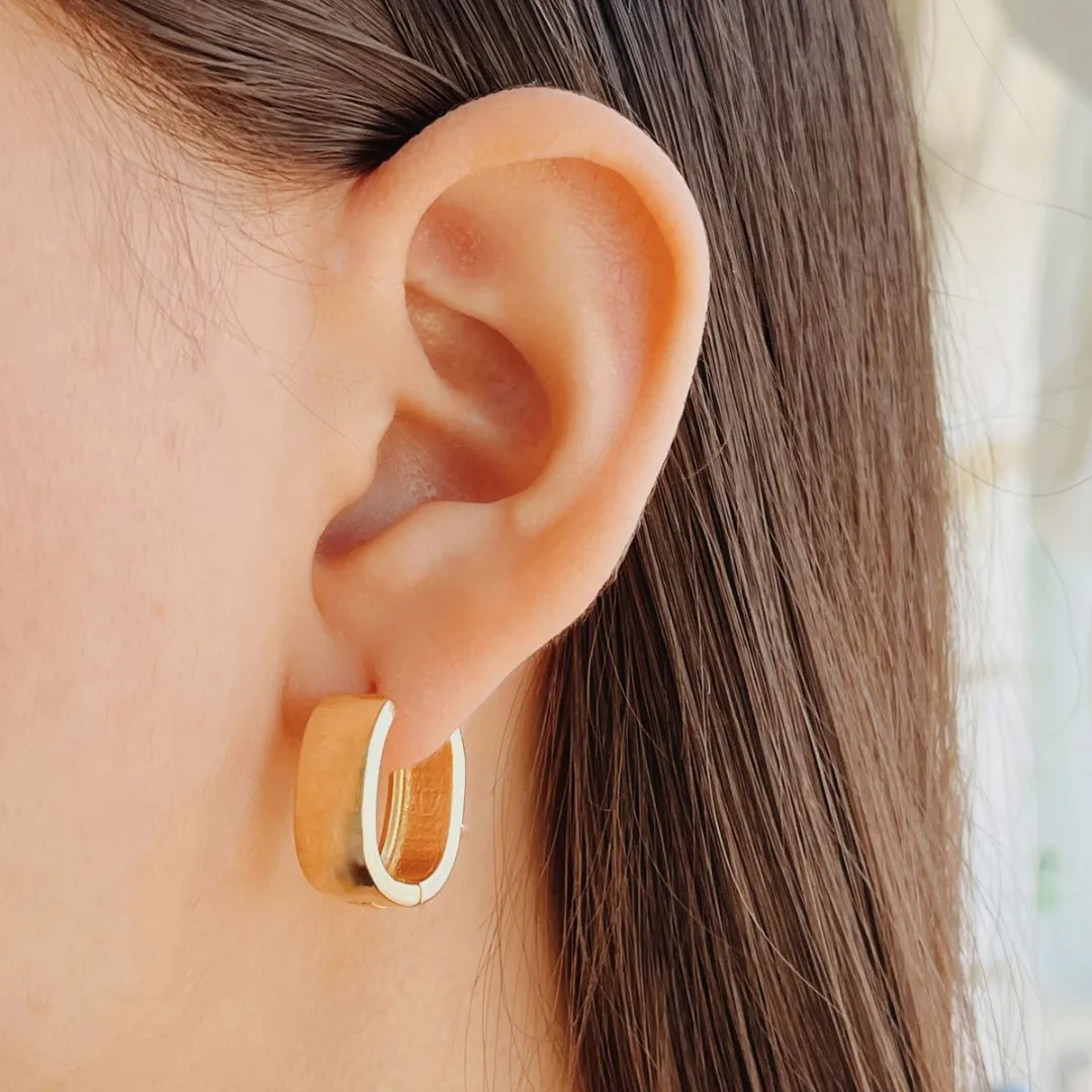 BRINCO ARGOLA OVAL GROSSA LISA. FECHO CLICK. BANHADO A OURO 18K.