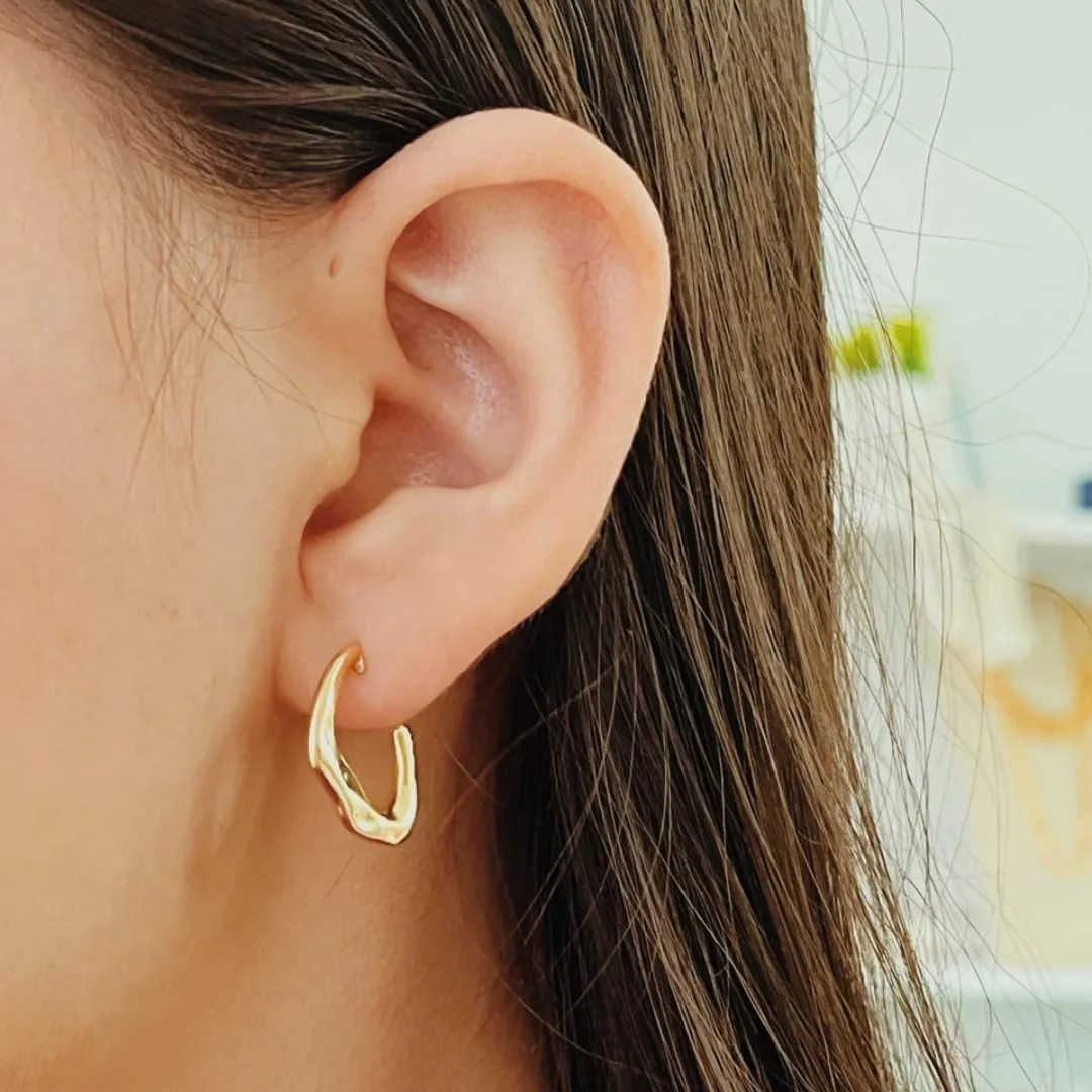 BRINCO ARGOLA OVAL ORGÂNICA. BANHADO A OURO 18K.