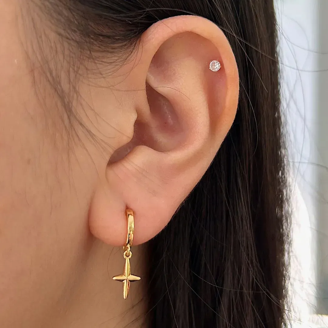 BRINCO ARGOLA PINGENTE ESTRELA. BANHADO A OURO 18K.