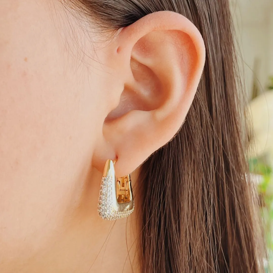 BRINCO ARGOLA PODEROSA (TRIÂNGULO CRAVEJADO). BANHADO A OURO 18K.