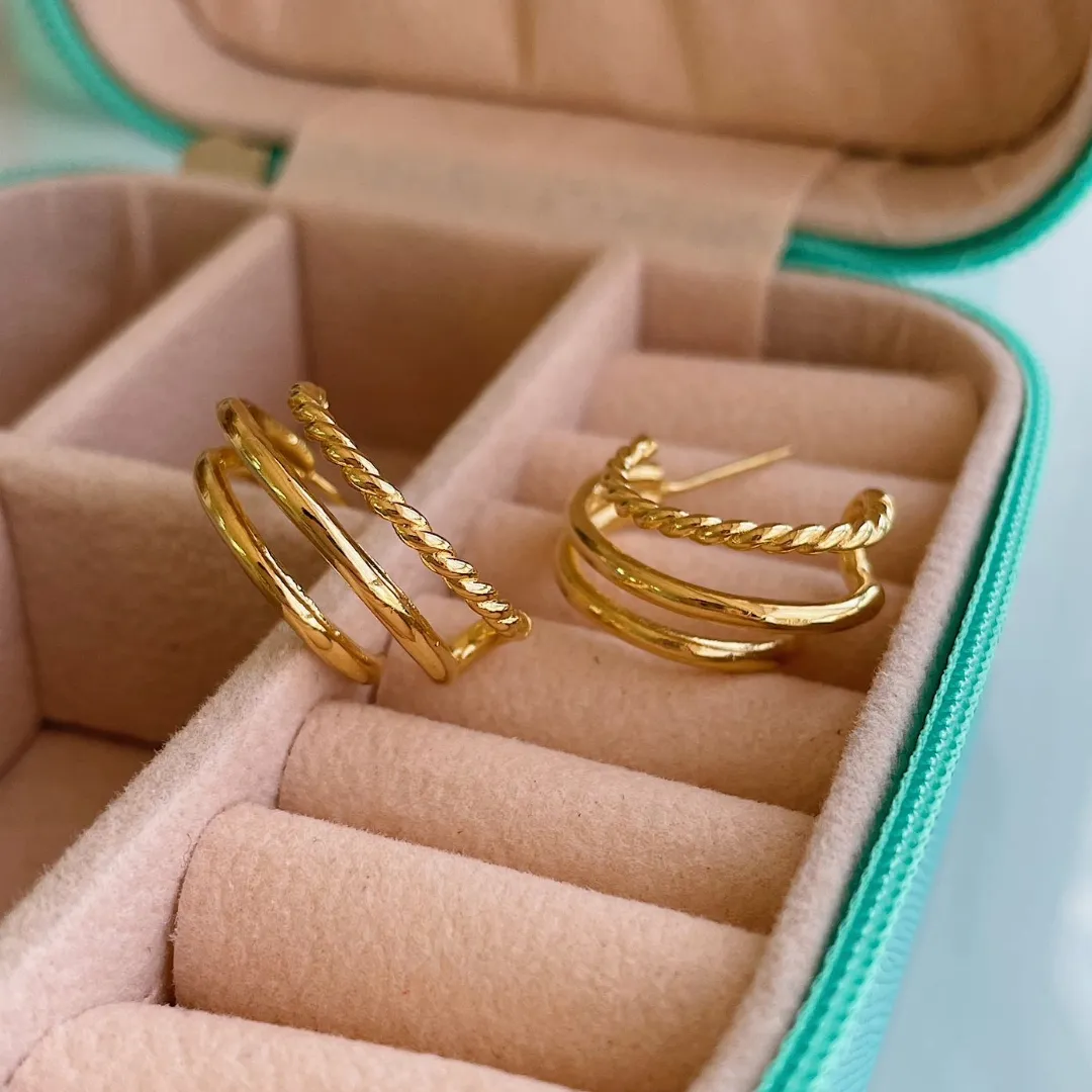 BRINCO ARGOLA TRIPLA COM DETALHE TORCIDO. BANHADO A OURO 18K.