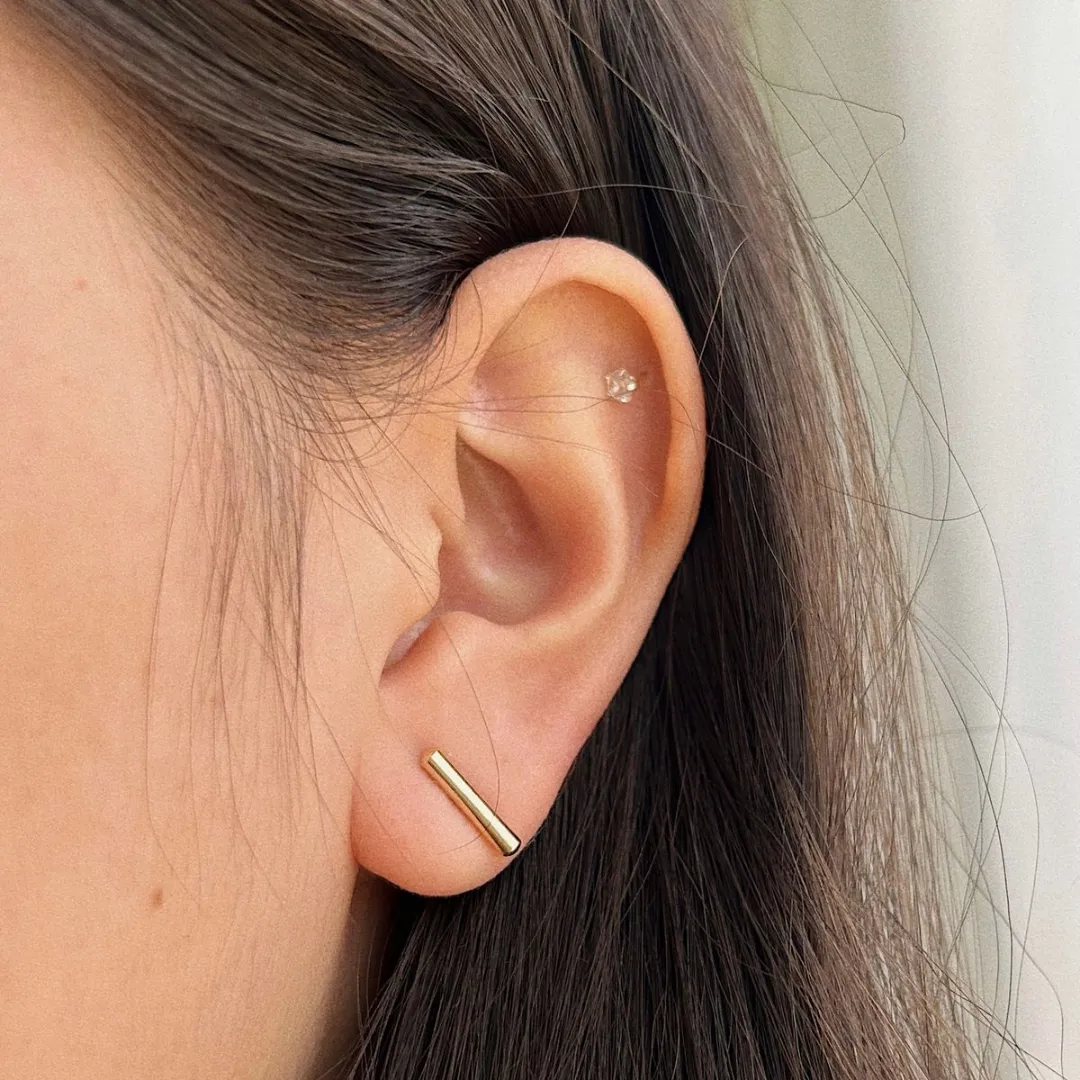 BRINCO BARRINHA MINIMALISTA. 1,2CM DE COMPRIMENTO. BANHADO A OURO 18K.