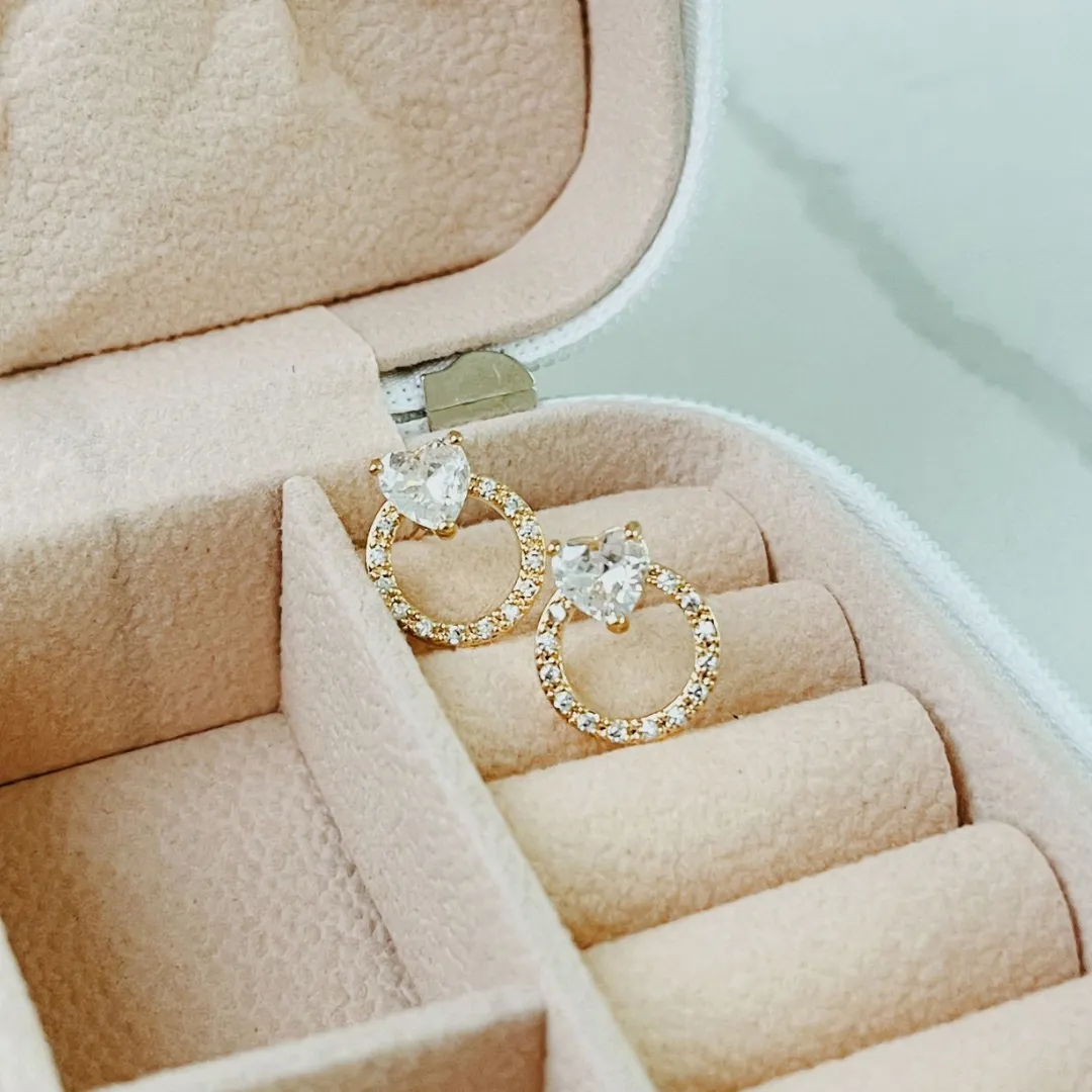 BRINCO CÍRCULO CRAVEJADO COM CORAÇÃO DE ZIRCÔNIA. BANHADO A OURO 18K.