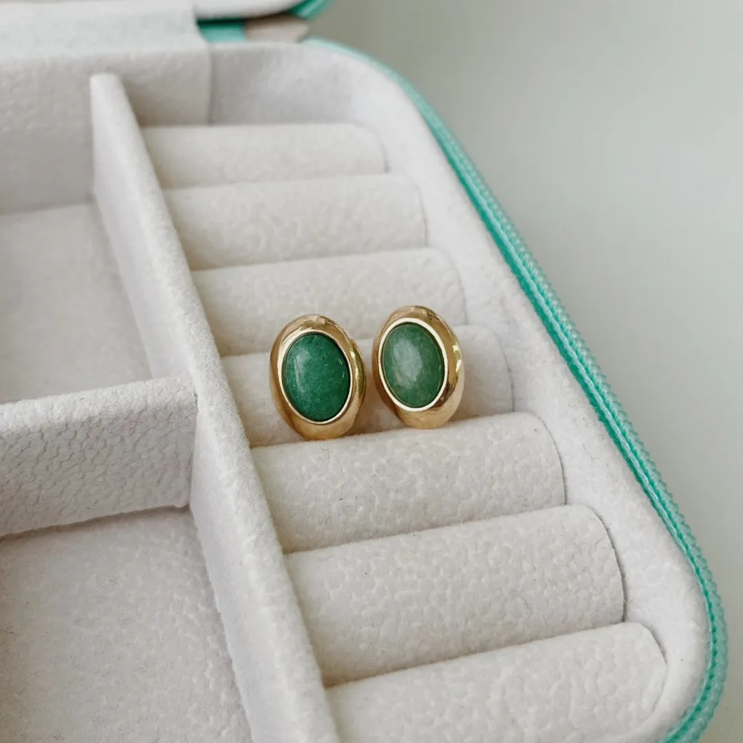 BRINCO PEDRA JADE. BANHADO A OURO 18K.