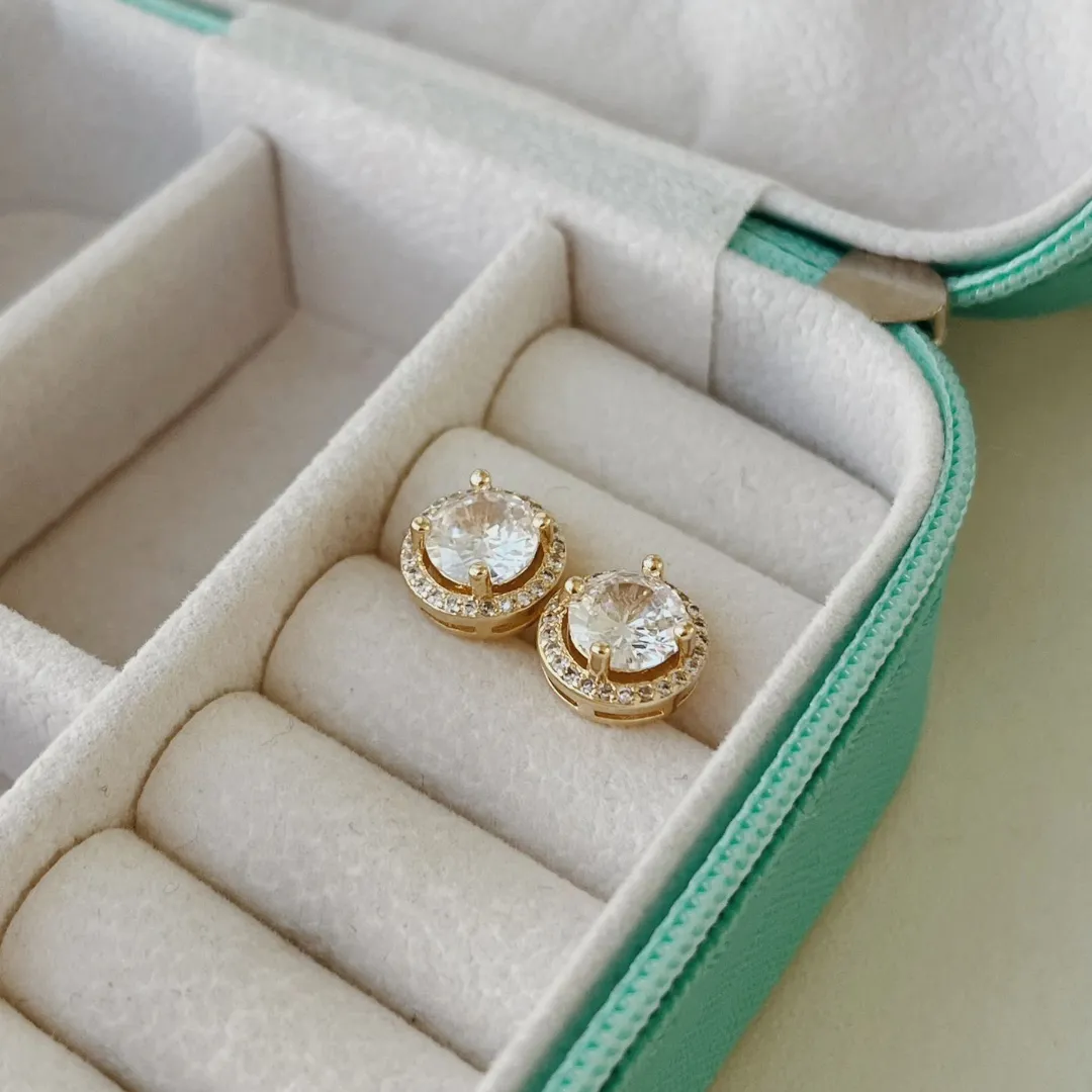 BRINCO PONTO DE LUZ 7MM COM BORDA CRAVEJADA. BANHADO A OURO 18K.