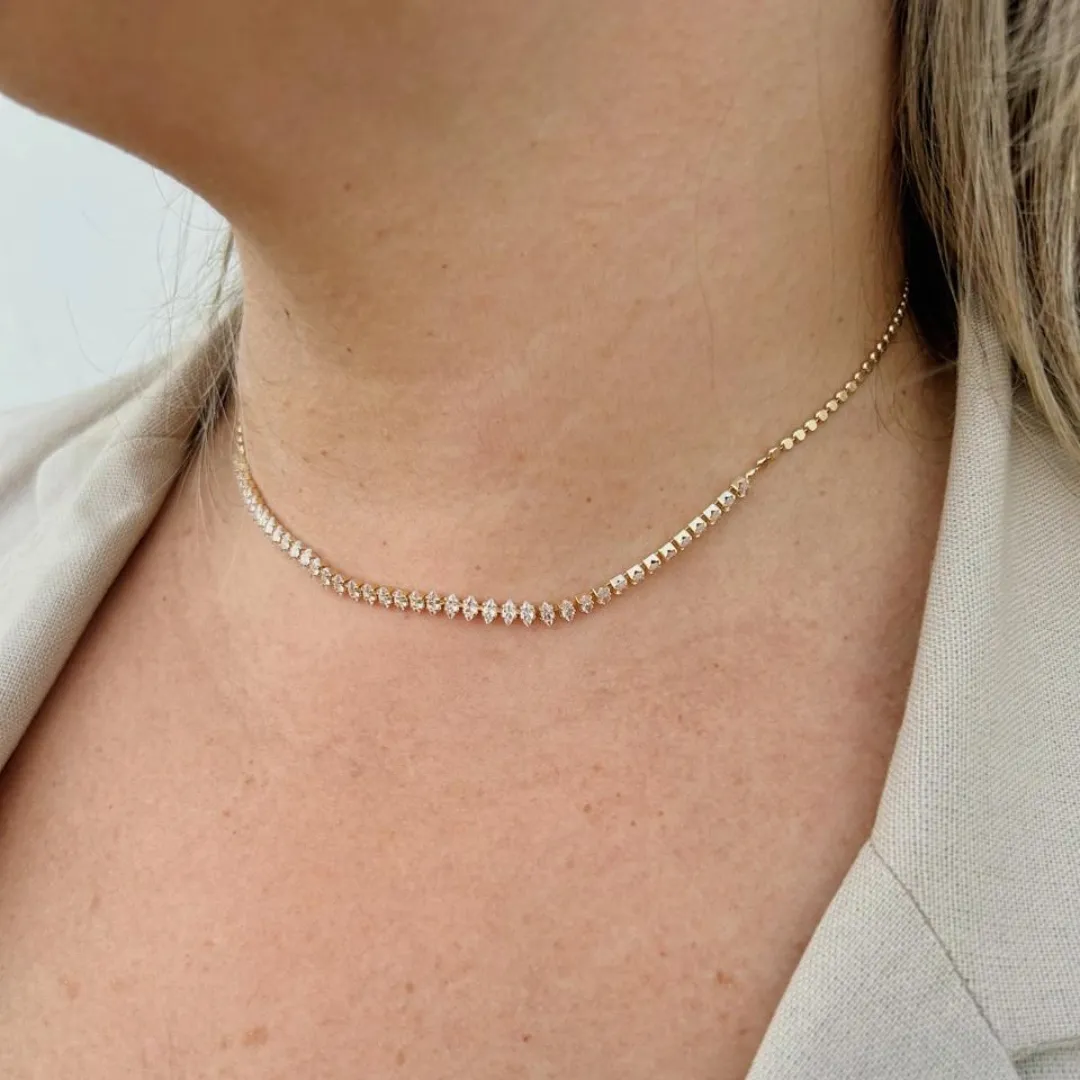 CHOKER RIVIERA COM BOLINHA DIAMANTADA. 35CM DE COMPRIMENT E 5CM DE REGULAGEM. BANHADA A OURO 18K.
