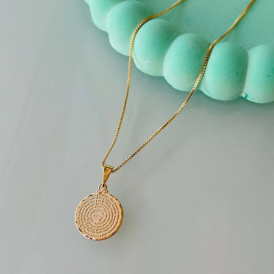 COLAR COM MEDALHA DE PAI NOSSO. 40CM DE COMPRIMENTO E 5CM DE REGULAGEM. BANHADO A OURO 18K.