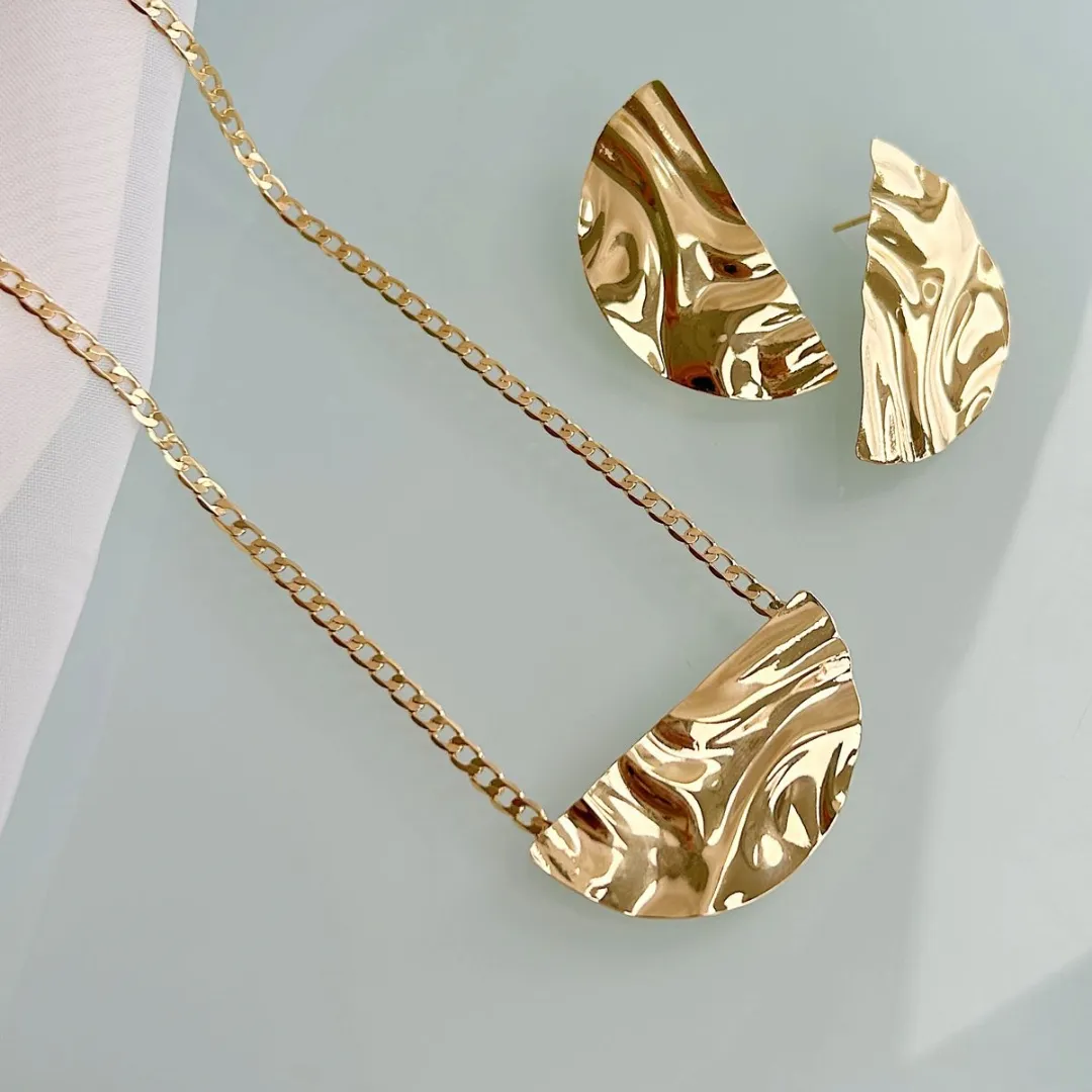 CONJUNTO MEIO CÍRCULO MARTELADO. 60CM DE COMPRIMENTO E 5CM DE REGULAGEM. BANHADO A OURO 18K.