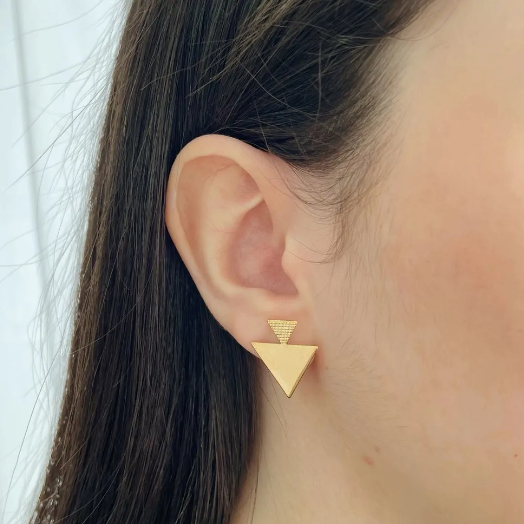 BRINCO 2 TRIÂNGULOS. BANHADO A OURO 18K.