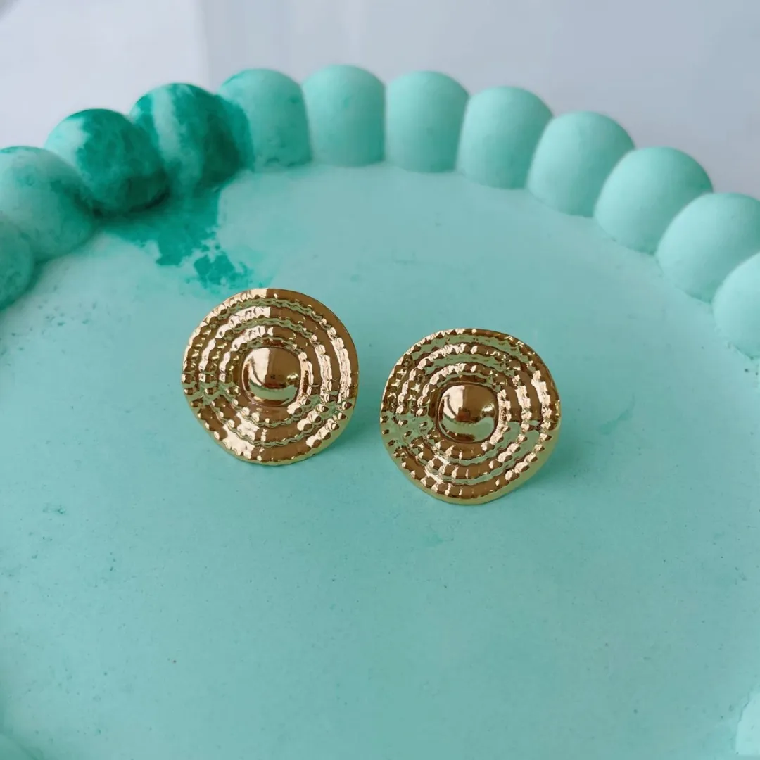 BRINCO ORGÂNICO ONDULADO COM DETALHES. TAMANHO P.  BANHADO A OURO 18K.