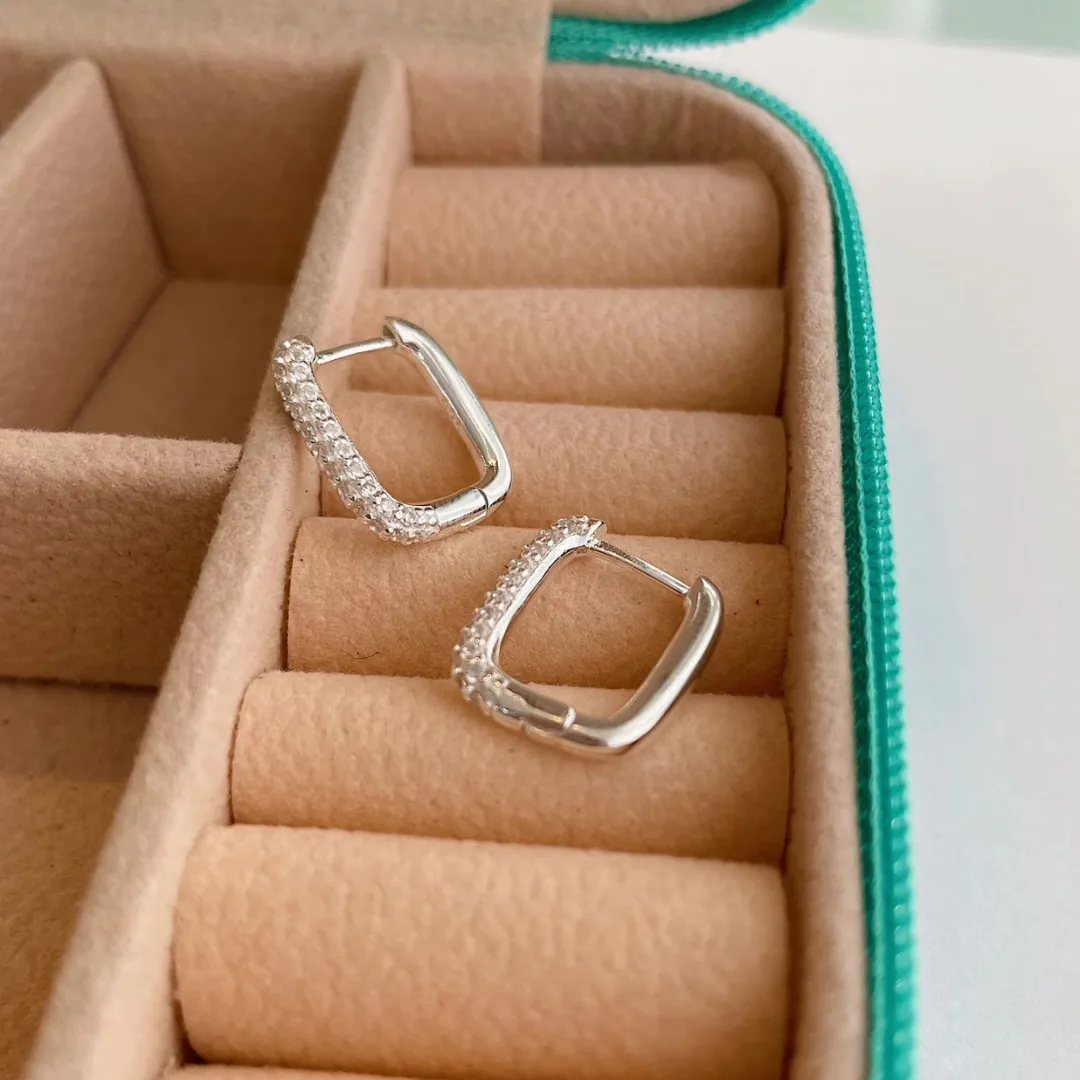 BRINCO ARGOLA RETANGULAR CRAVEJADA. EM PRATA 925.