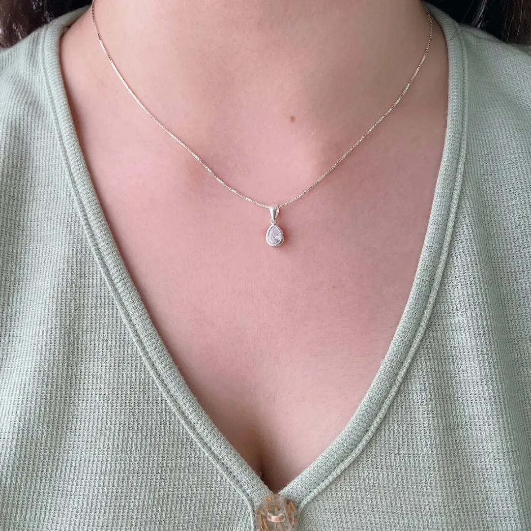 COLAR COM PINGENTE PONTO DE LUZ GOTA COM CAIXA. 6MM DE LARGURA. 45CM DE COMPRIMENTO. EM PRATA 925.