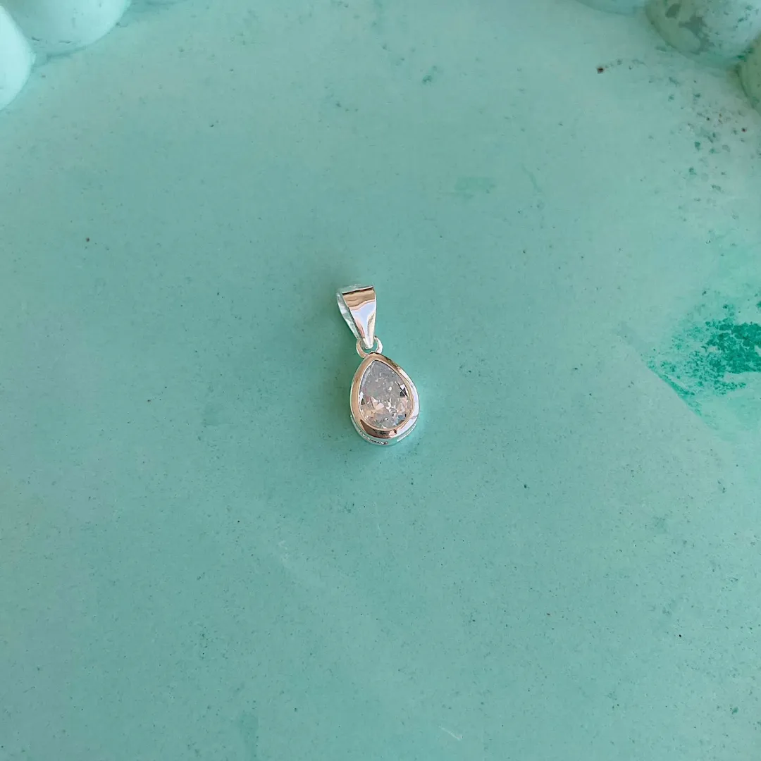 COLAR COM PINGENTE PONTO DE LUZ GOTA COM CAIXA. 6MM DE LARGURA. 45CM DE COMPRIMENTO. EM PRATA 925.