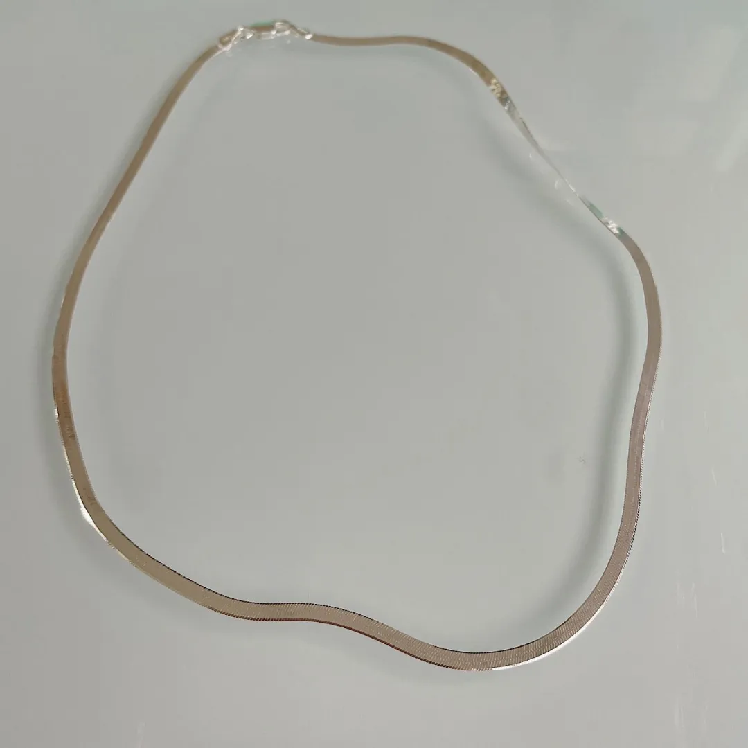 COLAR FITA COM 2MM DE ESPESSURA. 40CM DE COMPRIMENTO. EM PRATA 925.