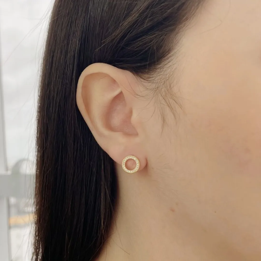 BRINCO CÍRCULO VAZADO CRAVEJADO. 1CM DE DIÂMETRO. BANHADO A OURO 18K.