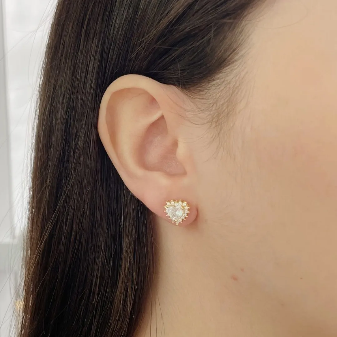 BRINCO CORAÇÃO COM BORDA CRAVEJADA. BANHADO A OURO 18K.