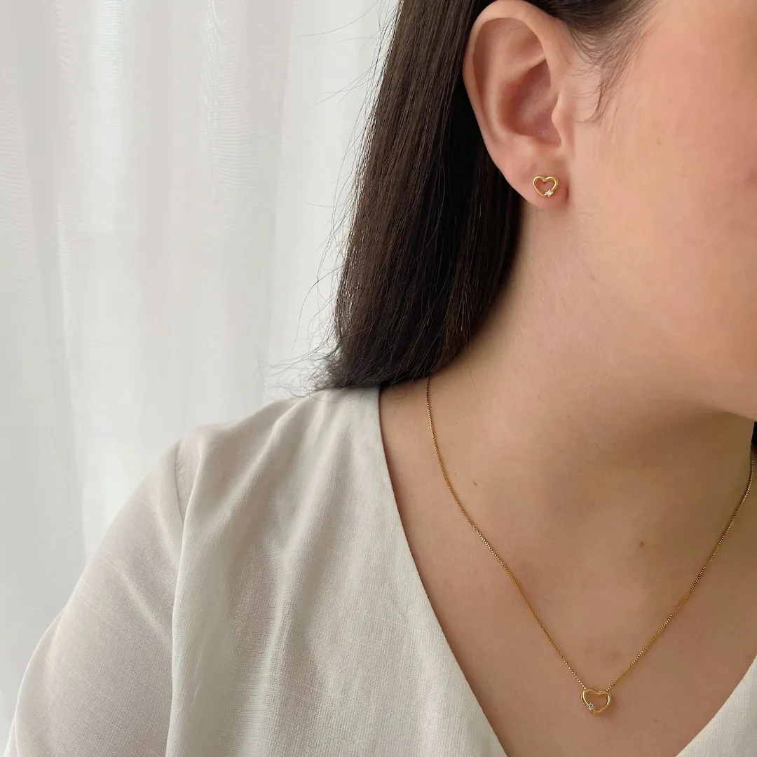 CONJUNTO CORAÇÃO COM PONTO DE LUZ CRISTAL. 45CM DE COMPRIMENTO. BANHADO A OURO 18K.