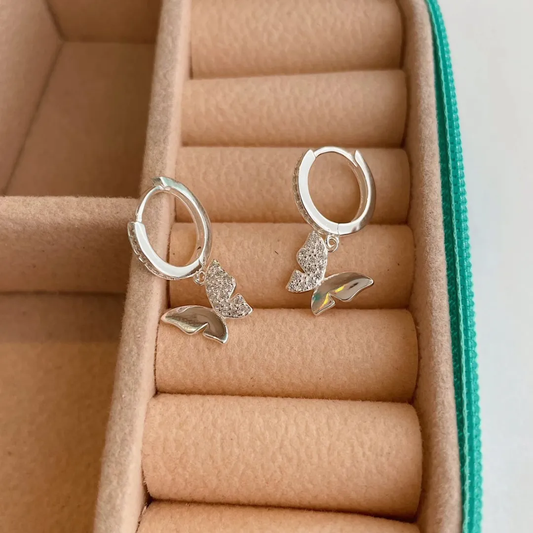BRINCO ARGOLA CRAVEJADA COM PINGENTE DE BORBOLETA. EM PRATA 925.