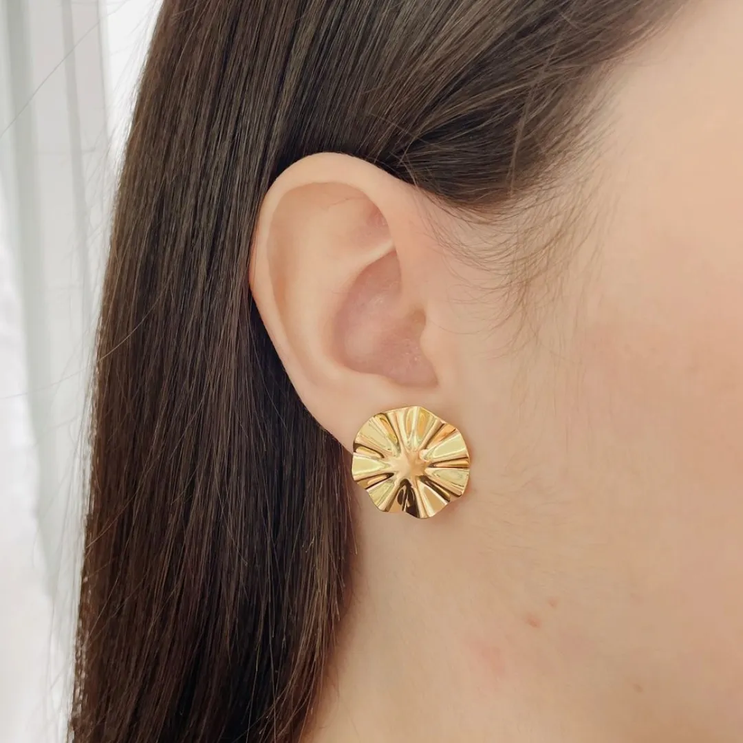 BRINCO CÍRCULO DIAMANTADO. 2CM DE DIÂMETRO. BANHADO A OURO 18K.