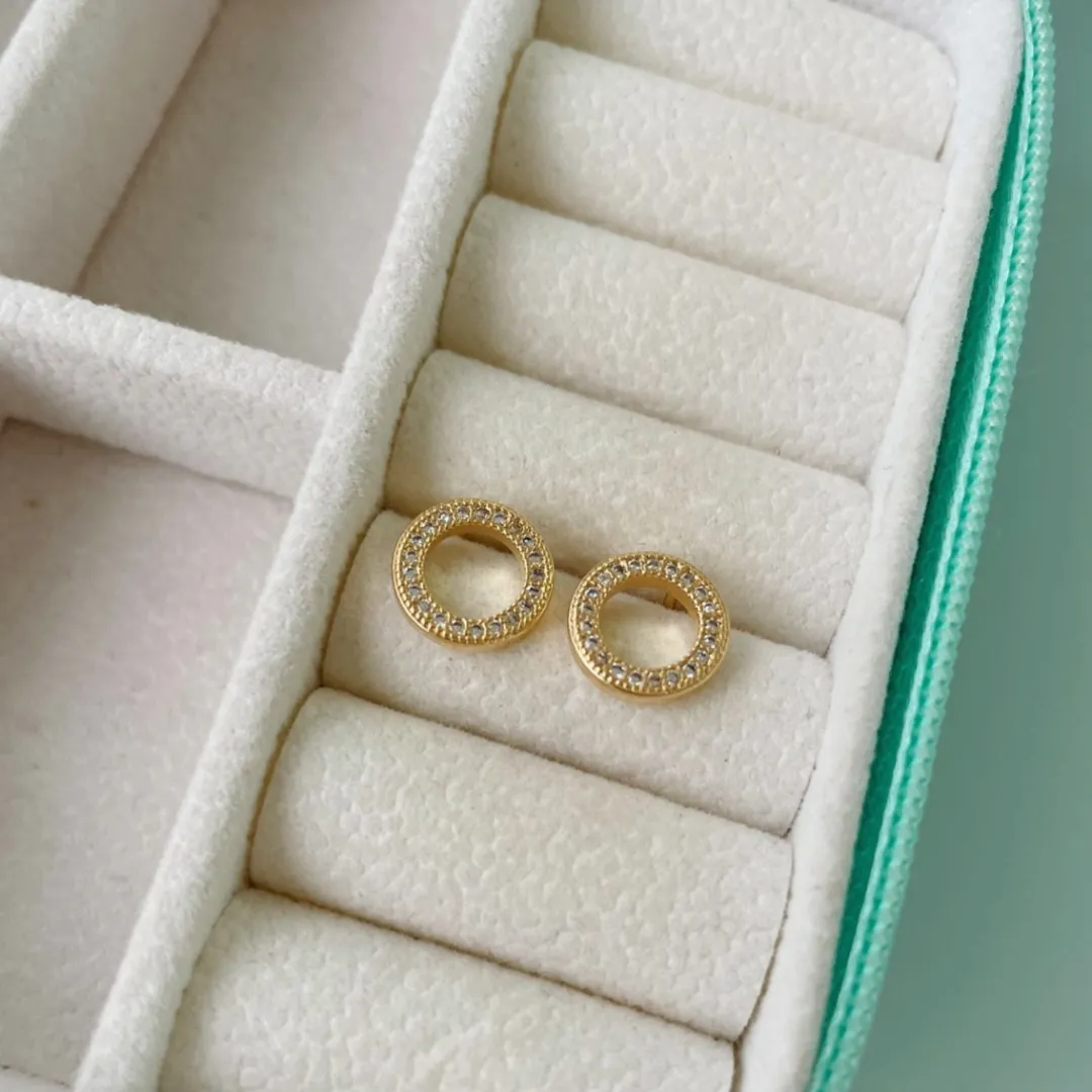 BRINCO CÍRCULO VAZADO CRAVEJADO. 1CM DE DIÂMETRO. BANHADO A OURO 18K.