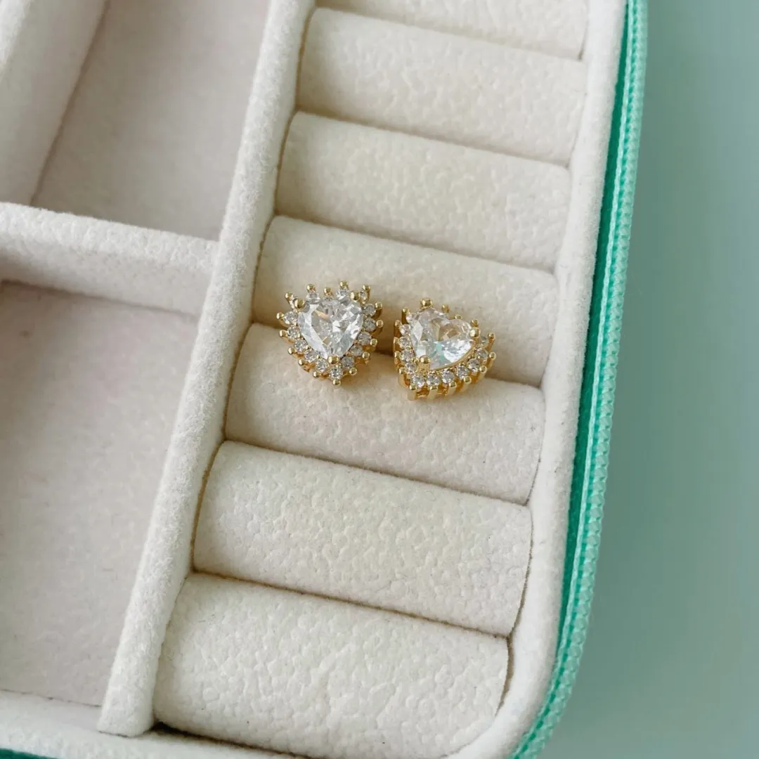 BRINCO CORAÇÃO COM BORDA CRAVEJADA. BANHADO A OURO 18K.