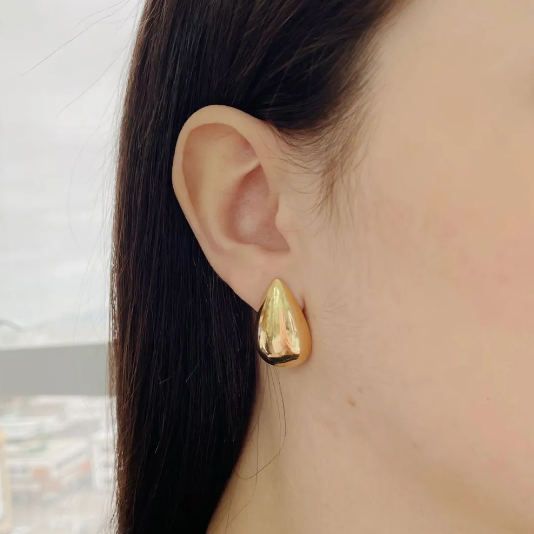 BRINCO GOTA LISA. TAMANHO P. BANHADO A OURO 18K.