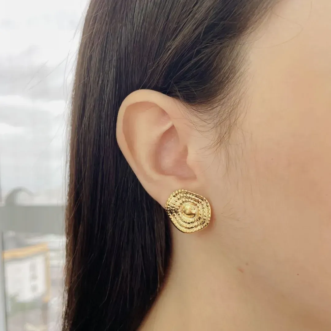 BRINCO ORGÂNICO ONDULADO COM DETALHES. TAMANHO P.  BANHADO A OURO 18K.