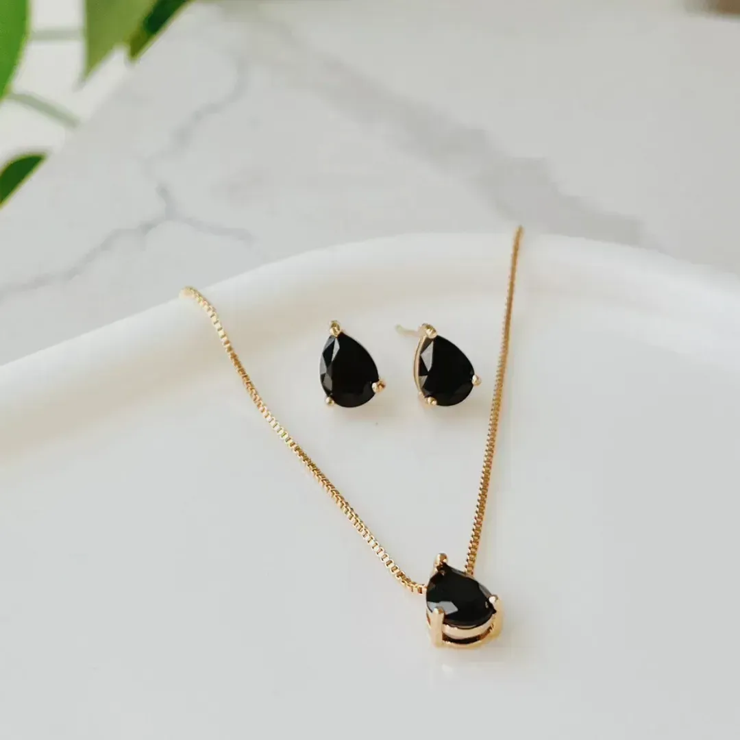 CONJUNTO PEDRA GOTA PRETA. 40CM DE COMPRIMENTO E 4CM DE REGULAGEM. BANHADO A OURO 18K.
