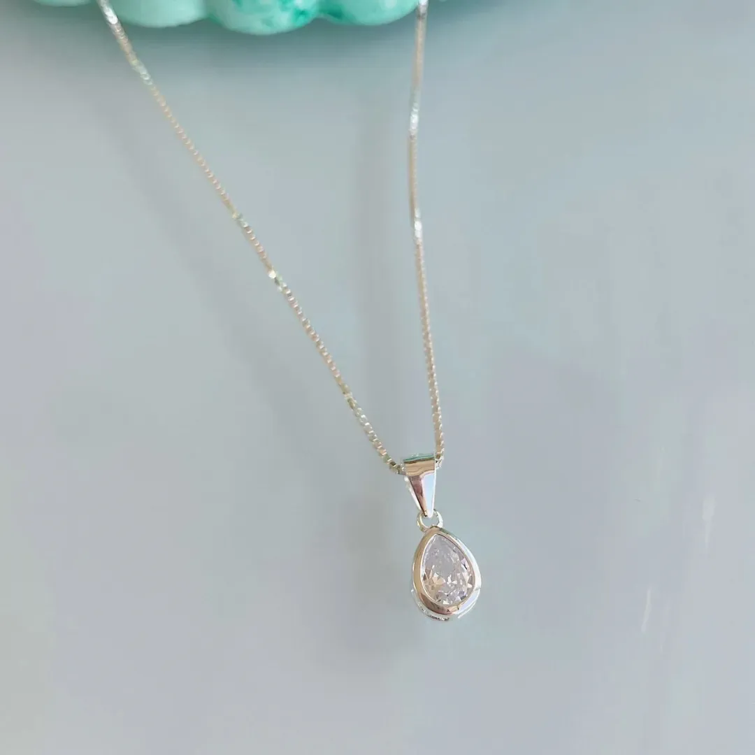 COLAR COM PINGENTE PONTO DE LUZ GOTA COM CAIXA. 6MM DE LARGURA. 45CM DE COMPRIMENTO. EM PRATA 925.