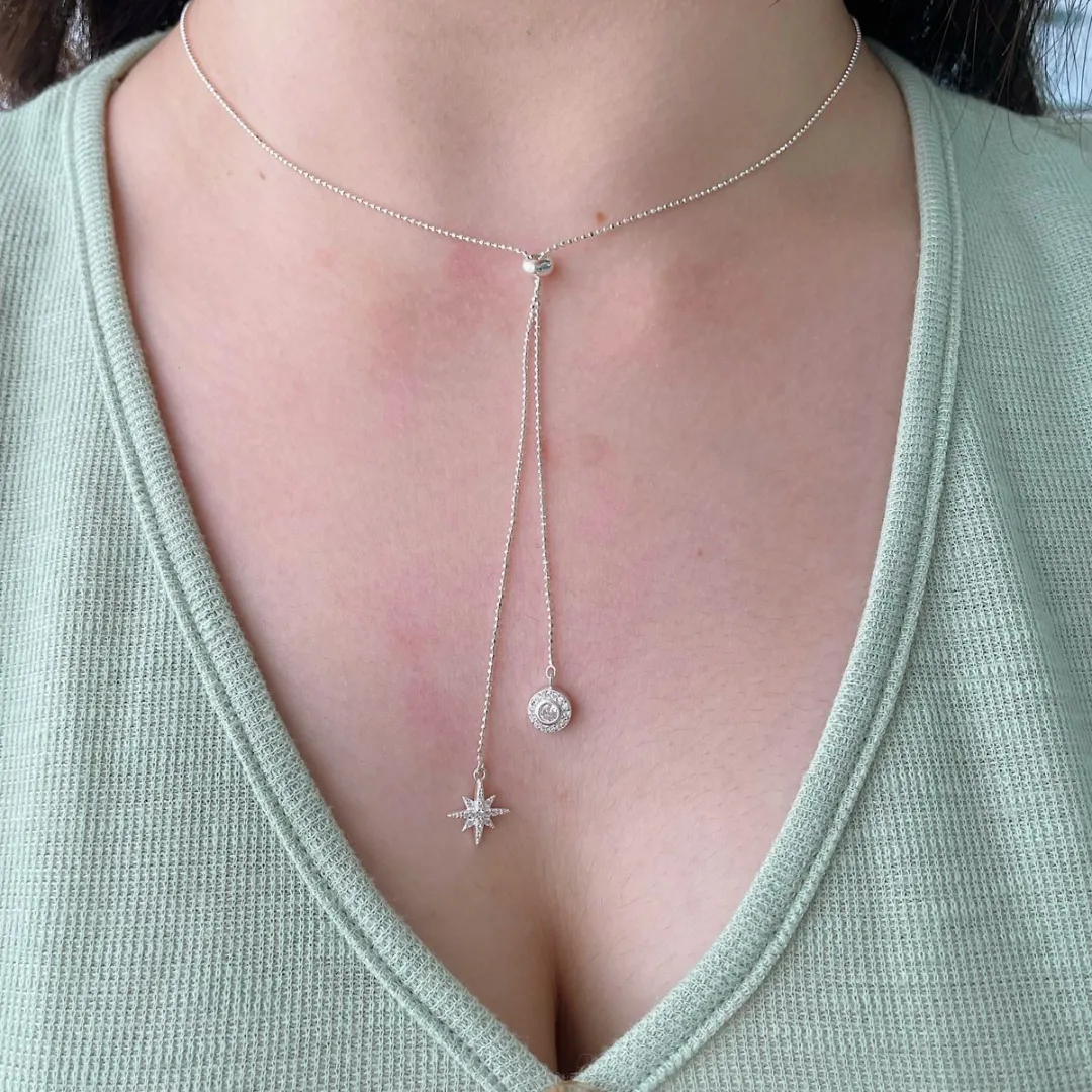 COLAR GRAVATINHA ESTRELA DE 8 PONTAS E PONTO DE LUZ CRAVEJADO. COMPRIMENTO MÁXIMO 65CM. EM PRATA 925.